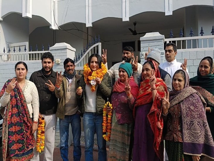 गोल्ड मेडलिस्ट बॉक्सर पूजा बोहरा का भिवानी पहुंचने पर स्वागत करते हुए परिजन।