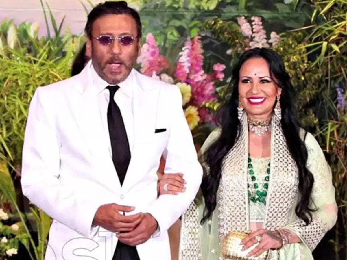 जैकी श्रॉफ ने आयशा दत्त (आयशा श्रॉफ) से 5 जून 1987 को शादी की थी।