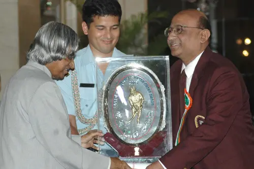 तत्कालीन राष्ट्रपति डॉ. एपीजे अब्दुल कलाम ने मनोज कोठारी को मेजर ध्यानचंद अवॉर्ड दिया था।