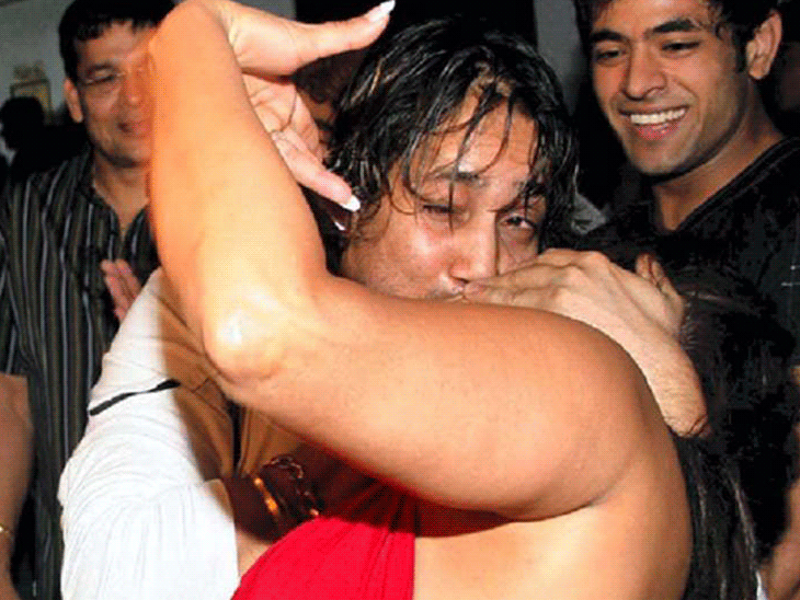 राखी सावंत को जबरन किस करते मीका सिंह और उसके बाद इससे हैरान दिख रही राखी सावंत।- फाइल फोटो