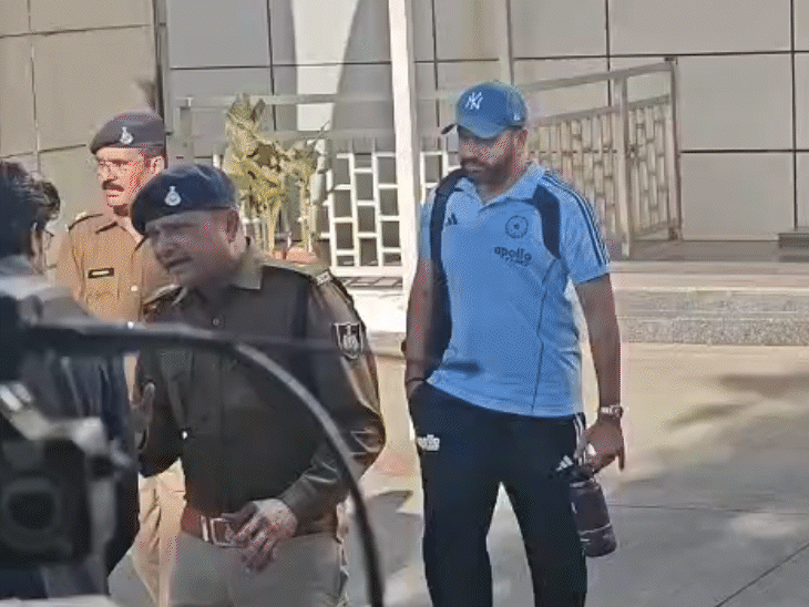 बस की ओर जाते रोहित शर्मा।