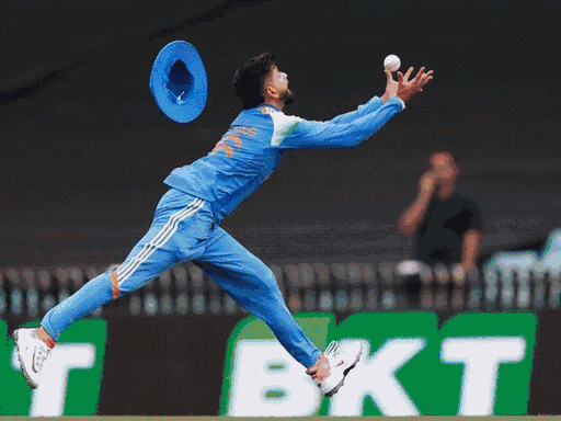 कैच लेने के प्रयास में श्रेयस अय्यर को चोट लगी थी।