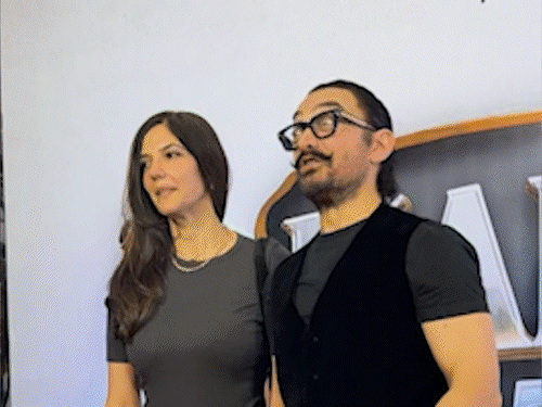 फिल्म 'हैप्पी पटेल' की स्क्रीनिंग; गर्लफ्रेंड गौरी संग पहुंचे आमिर:इवेंट में तृप्ति डिमरी, राजू हिरानी और बाबिल खान जैसे सेलेब्स भी शामिल हुए