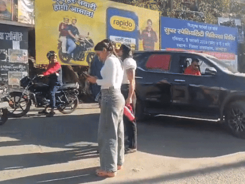 हरियाणवी बॉक्सर स्वीटी बूरा ने व्यक्ति को थप्पड़ मारा,VIDEO:आरोप- उत्तराखंड में सड़क पर शराब की बोतलें फेंकी, लोगों ने विरोध किया तो उलझीं