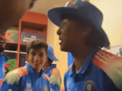 भोजपुरी गाने पर डांस करते वैभव के साथ अन्य भारतीय खिलाड़ी।