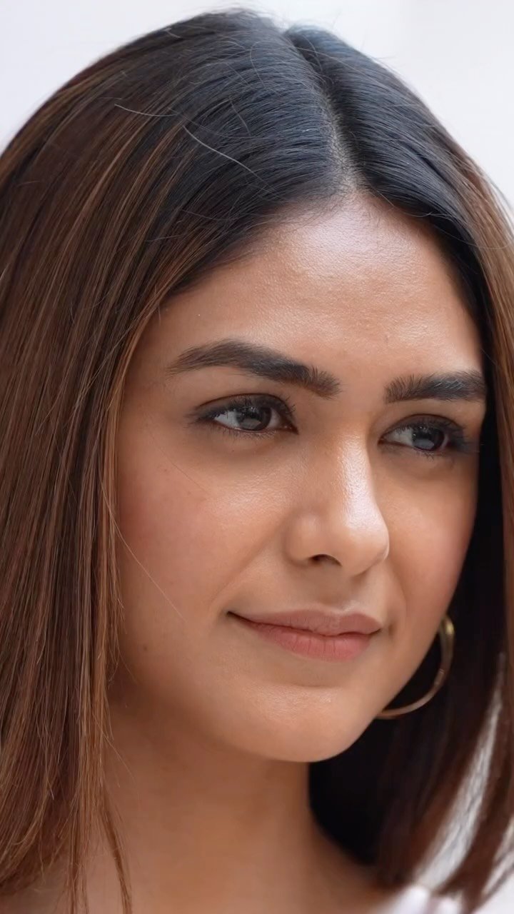 Describe Mrunal’s beauty in one word

#mrunalthakur #instantbollywood #sk…