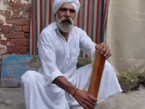 काला पहलवान प्रतिदिन 65-70 बादाम रगड़ कर पीते हैं।