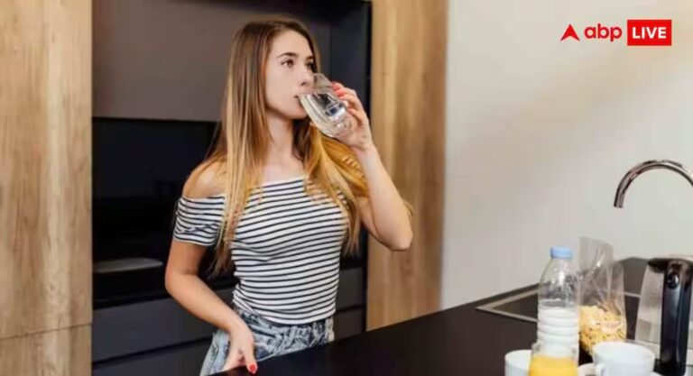 खड़े होकर पानी पीना कितना खतरनाक, क्या इससे सेहत को वाकई होता है नुकसान?