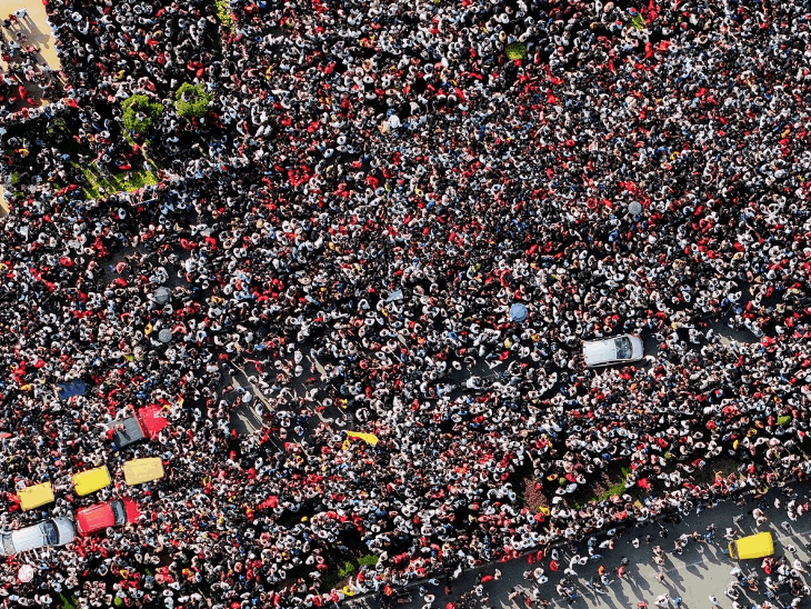 4 जून को IPL में 18 साल बाद RCB के जीतने पर बेंगलुरु के चिन्नास्वामी स्टेडियम में आयोजित विक्ट्री परेड में भगदड़ मच गई थी, जिसमें 11 लोगों की जान चली गई थी।