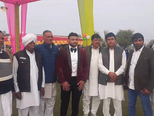 लग्न टीके में रिश्तेदारों के साथ पहलवान दीपक पूनिया।