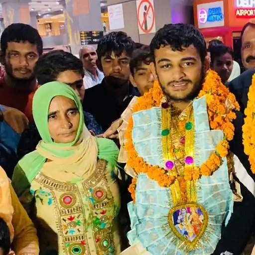 रेसलिंग प्रतियोगिता जीतने के बाद की दीपक पूनिया की मां के साथ फोटो।