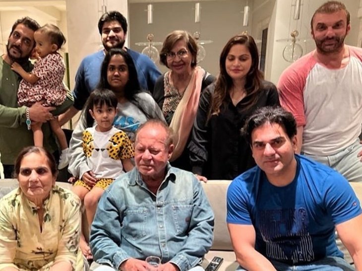 फैमिली के साथ सलीम खान की पुरानी तस्वीर।