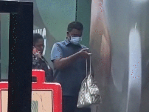 22 फरवरी को सलीम खान की बेटी अर्पिता शर्मा भी अस्पताल में एंटर करती नजर आईं।