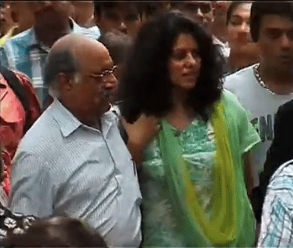 परिवार के साथ शाइनी आहूजा की पत्नी अनुपम आहूजा।