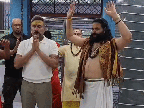 हनी सिंह कोरोना काल के बाद से लगातार इस मंदिर में आकर अभिषेक करते हैं।