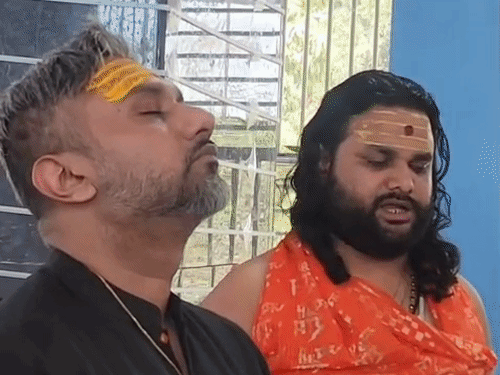 महंत कहते हैं कि अभिषेक के दौरान हनी सिंह के अंदर दिव्य भक्ति भाव दिखता है।