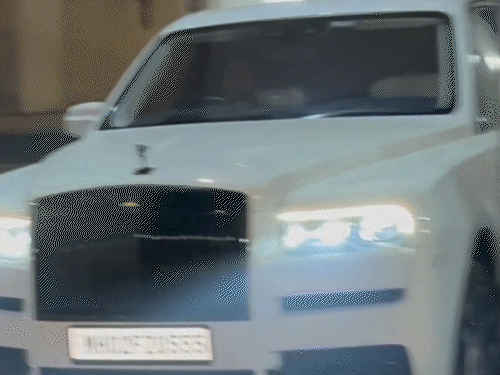 21 फरवरी को देर शाम शाहरुख खान की कार लीलावती अस्पताल से बाहर निकलती देखी गई।