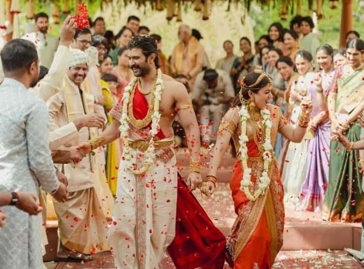 पुष्पा फिल्म की हीरोइन रश्मिका मंदाना और साउथ के सुपरस्टार विजय देवरकोंडा ने उदयपुर में शादी की।