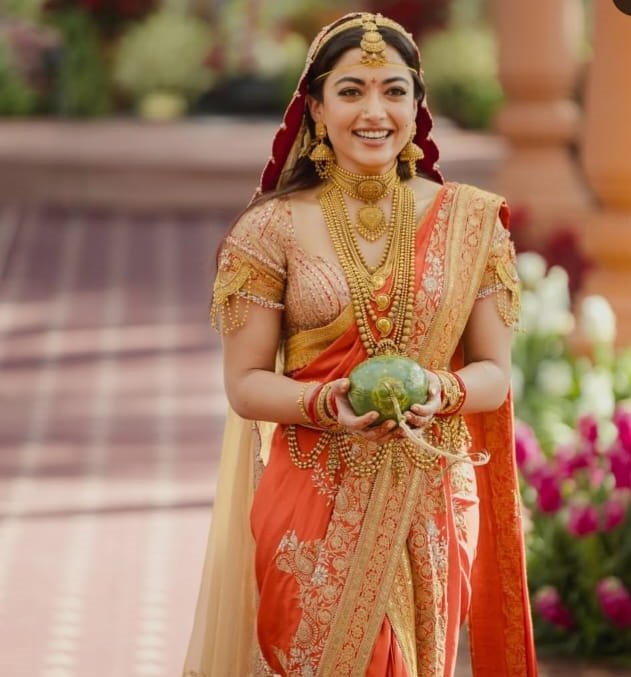 कोडवा रीति-रिवाज से शादी के दौरान दुल्हन रश्मिका मंदाना पारंपरिक साड़ी में नजर आई।
