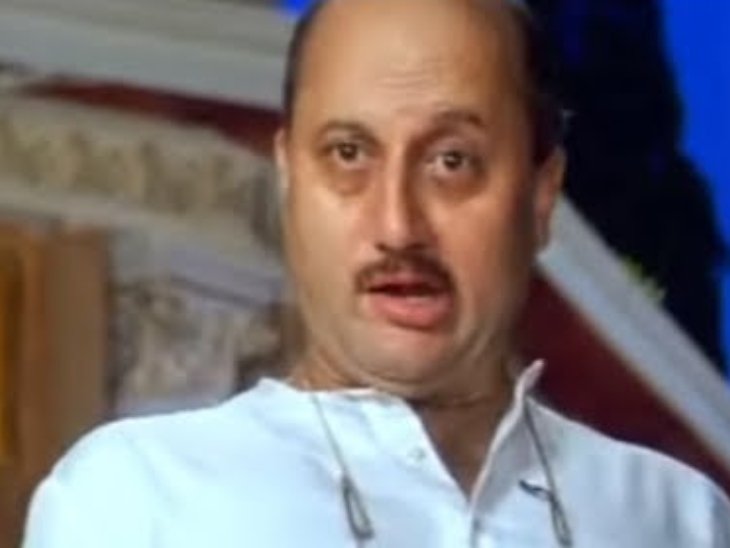 फिल्म 'हम आपके हैं कौन..!' (1994) में अनुपम खेर ने माधुरी दीक्षित के पिता प्रोफेसर सिद्धार्थ चौधरी का किरदार निभाया था।