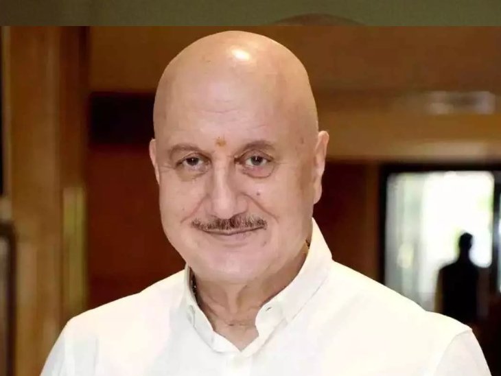 अनुपम खेर ने सतीश कौशिक के साथ मिलकर 'करोल बाग प्रोडक्शन' की भी स्थापना की थी।