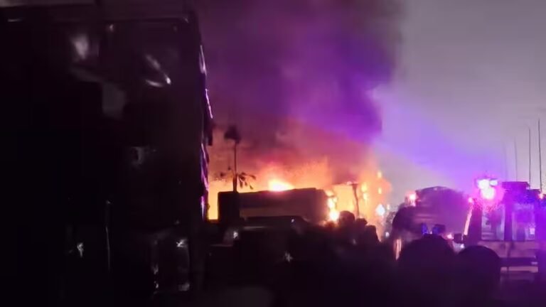 देहरादून में मोतीचूर फ्लाईओवर पर कई गाड़ियां आपस में टकराईं, लगी आग, अफरा-तफरी मची