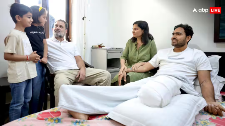 नक्सलियों से लोहा लेने वाले CRPF के असिस्टेंट कमांडेंट अजय मलिक से मिलने पहुंचे राहुल गांधी, झारखंड में IED ब्लास्ट में हुए थे घायल