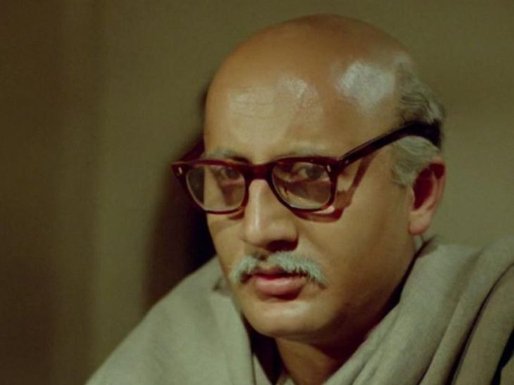 सारांश में अनुपम खेर ने बी.वी. प्रधान का रोल किया था, जो 65 साल के रिटायर्ड स्कूल टीचर थे और अपने इकलौते बेटे को खोने के गम से जूझ रहे थे।