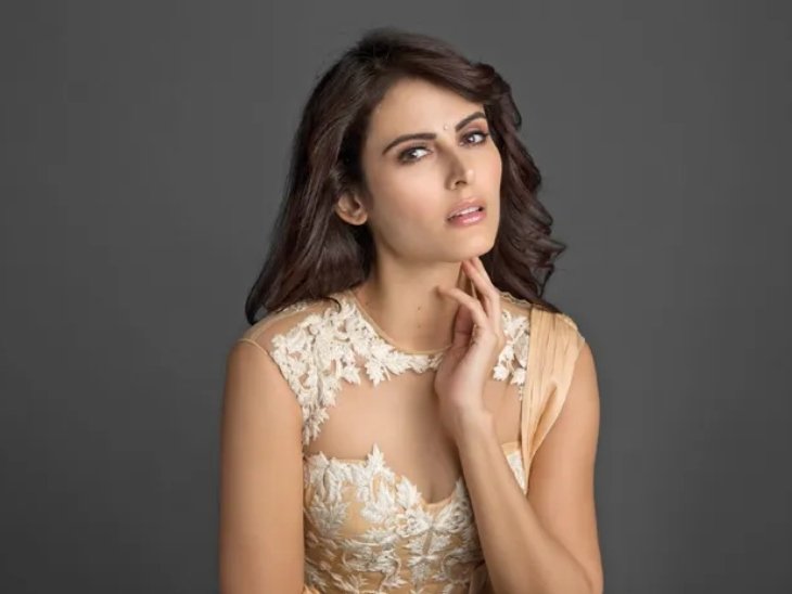 मंदाना करीमी शो 'बिग बॉस 9' की दूसरी रनर-अप रही थीं।