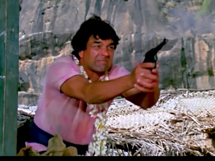 फिल्म ‘शोले’ में होली के जश्न के बाद वाले सीन में गब्बर के गुंडों से मुकाबला करते हुए वीरू (धर्मेंद्र)।