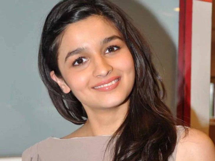 आलिया ने मुंबई के जुहू स्थित जमनाबाई नरसी स्कूल में पढ़ाई की। बाद में एक्टिंग में करियर बनाने के लिए उन्होंने 12वीं कक्षा के बाद पढ़ाई छोड़ दी।