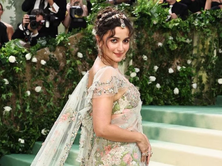 आलिया के लुक को मशहूर स्टाइलिस्ट अनाइता श्रॉफ अदजानिया ने स्टाइल किया था और साड़ी ड्रेपिंग डॉली जैन ने की थी