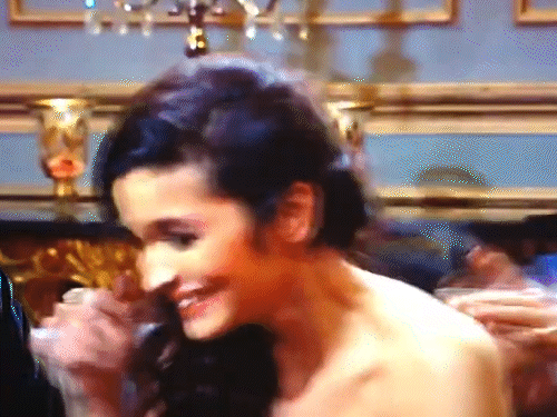 जैसे ही आलिया को अहसास हुआ कि उन्होंने गलत जवाब दिया है, वह अपनी इस गलती पर खुद भी हंसने और मुस्कुराने लगीं।