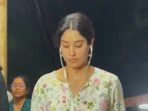 नंगे पैर तिरुमला मंदिर पहुंचीं जाह्नवी कपूर:3550 सीढ़ियां चढ़कर मनाया जन्मदिन, भगवान वेंकटेश्वर के दर्शन किए