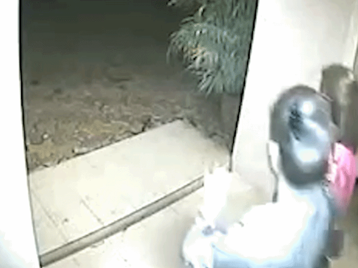 बिल्डिंग के सीसीटीवी फुटेज में मां के साथ जाती हुईं जिया खान।