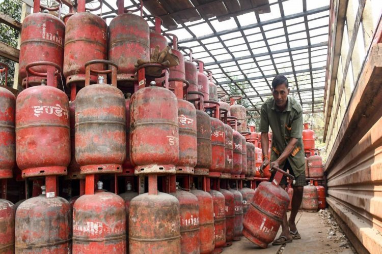 Govt Regulates Natural Gas Supply Amid West Asia Crisis, Prioritises CNG, PNG and Fertiliser Sectors
