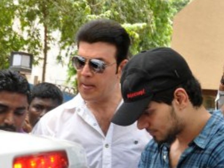 जिया खान के जनाजे में सूरज पंचोली के साथ पिता आदित्य पंचोली।