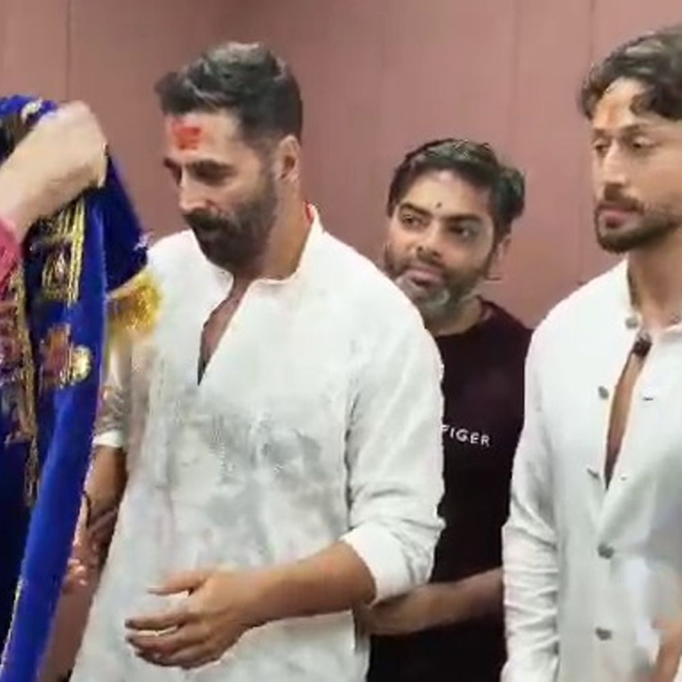 Akshay-Tiger in the court of Mahakal: He whispered a wish in Nandi’s ear, said – wished for the progress of the country; Dimple Kapadia was also with him