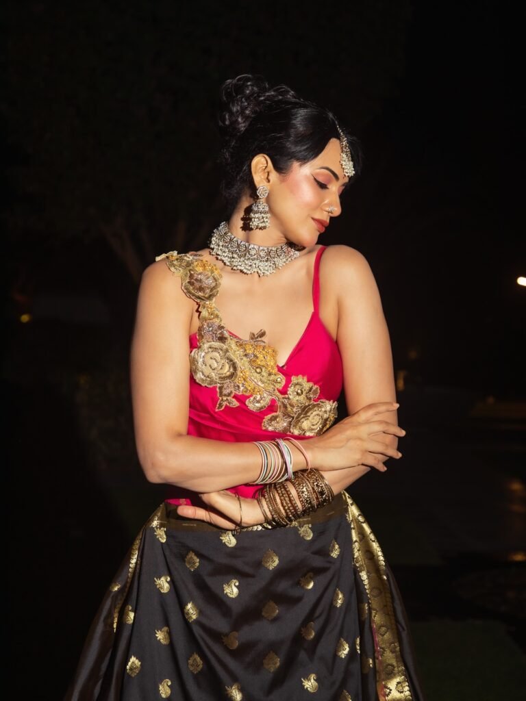 Nigaah Maar Sohneya Main Tere Saamne Khadi…
Aayi Sajj Ke Badi Main Aayi Sajj K…