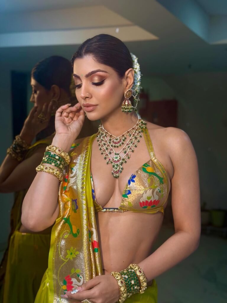 Being ME 
.
.
#fashion #style #instagram #akankshapuri #AK
Make up @rahul_makeup…